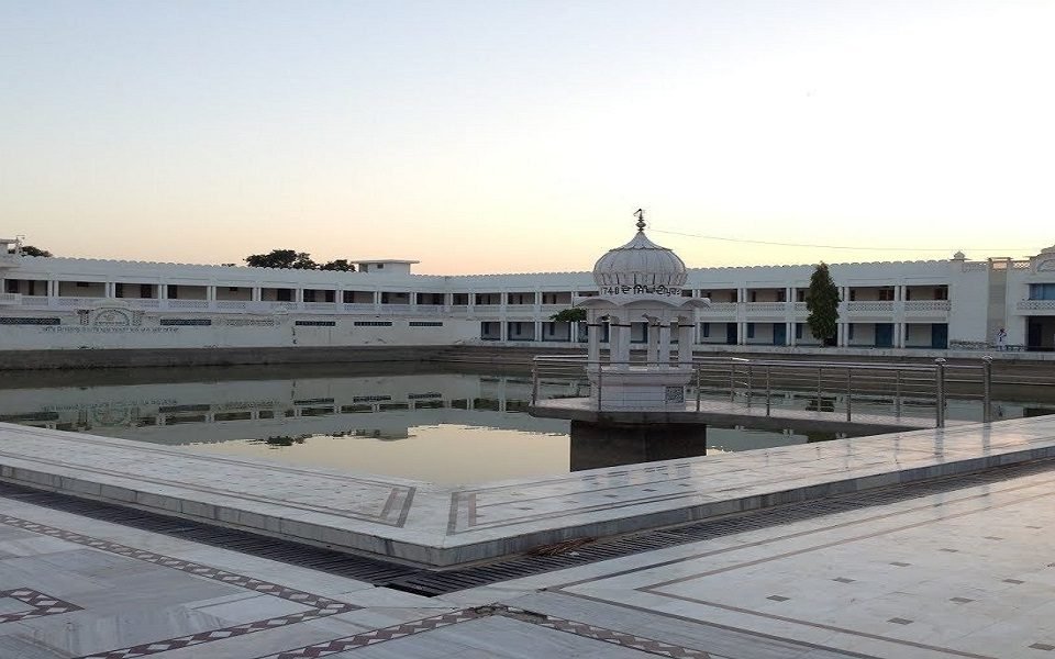 Tempo-Traveller-Hire-in-Udaipur